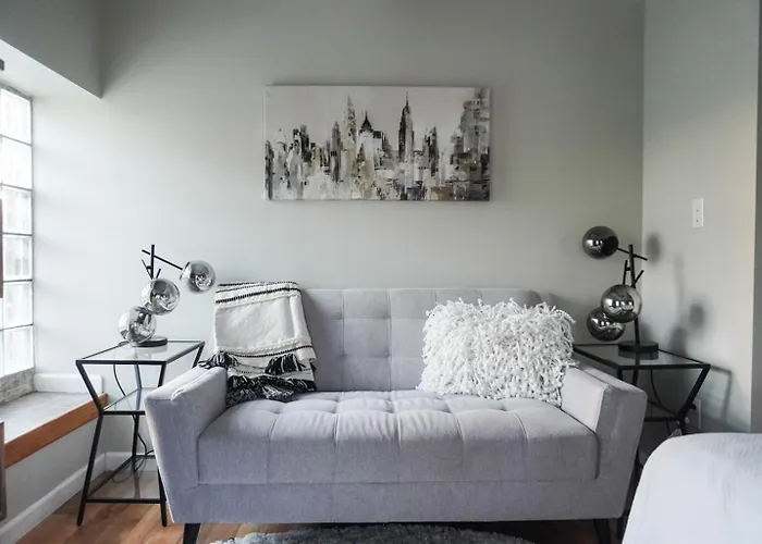 Modern Queen Near Siu Carbondale
