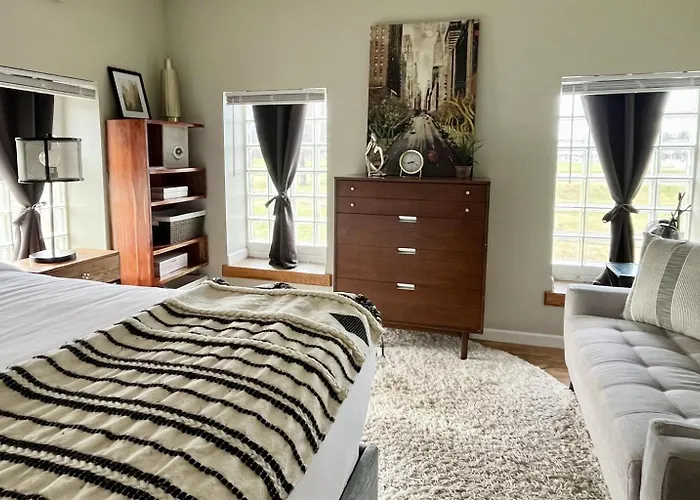 Modern Queen Near Siu Carbondale