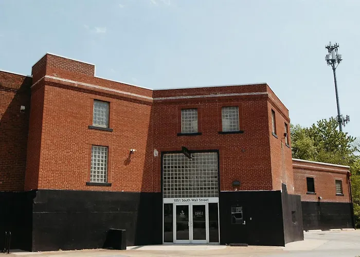 Modern Queen Near Siu Carbondale