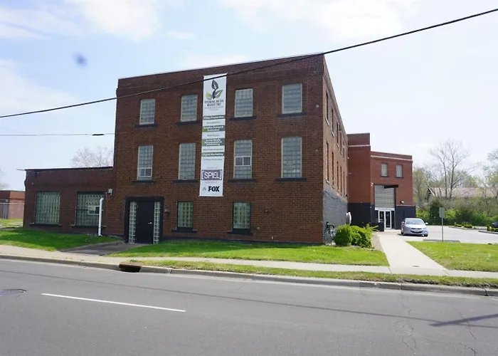 Modern Queen Near Siu *
